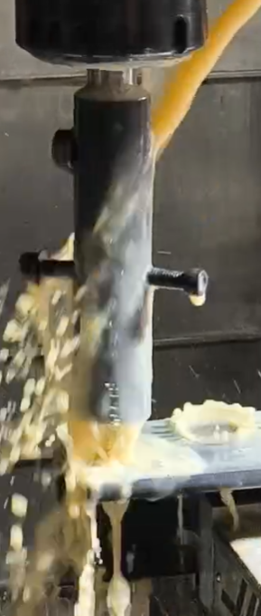 Embrague de roscado trabajando en un centro de mecanizado CNC con refrigerante