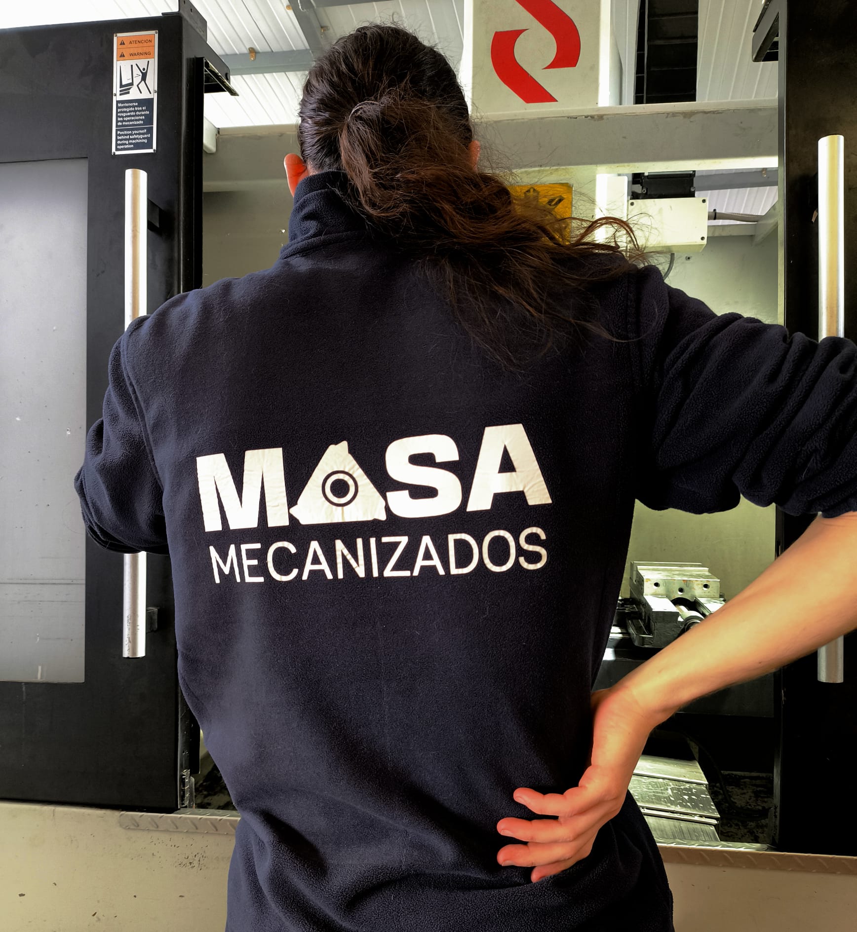Operario MASA trabajando en el panel de control CNC