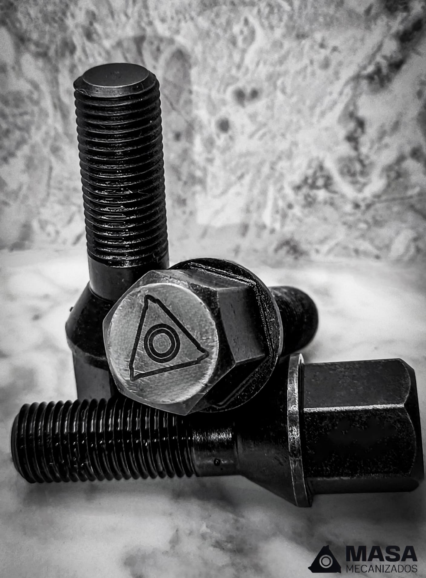Tornillos mecanizados con logo MASA